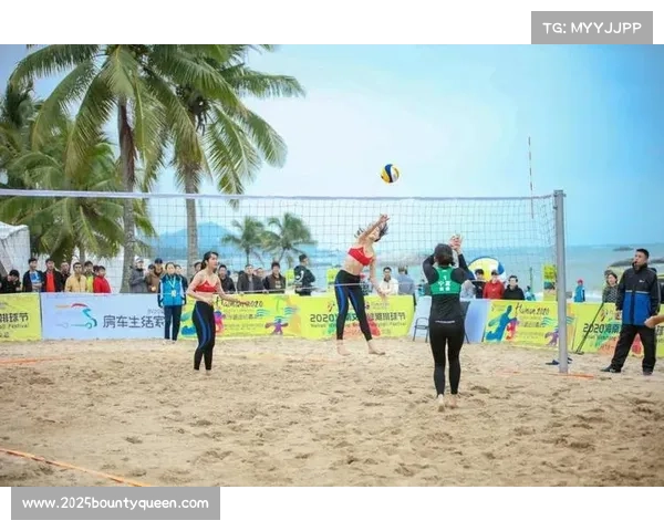 香港沙排观众模仿运动员动作，亲子同乐体验排球