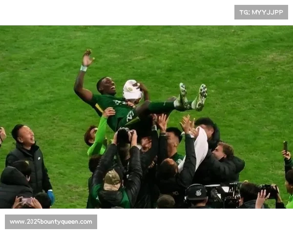 法比奥高举金靴奖杯，国安主场球迷起立鼓掌致敬